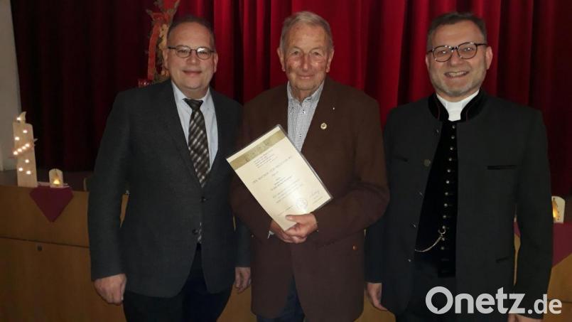 Bei der Ehrung (von links): Bernhard Müllers, Bruno Martin und Markus Brunner. Bild: Pfarrei St. Georg/exb