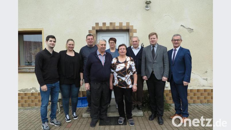 Bürgermeister Werner Nickl und Stadtpfarrer Thomas Koch (von rechts) sowie Bruder Hans Zeitler, Schwiegertochter Bianca, Sohn Herbert, Stiefenkeltochter Jasmin und ihr Ehemann Juri Raic (hinten von rechts)gratulierten Manfred und Agnes Müller (vorne) zur Goldenen Hochzeit. Bild: jzk