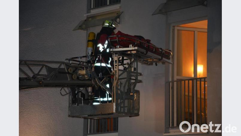 Mit der Drehleiter wurde die Personenrettung durch ein Hotelfenster geprobt. Bild: jr