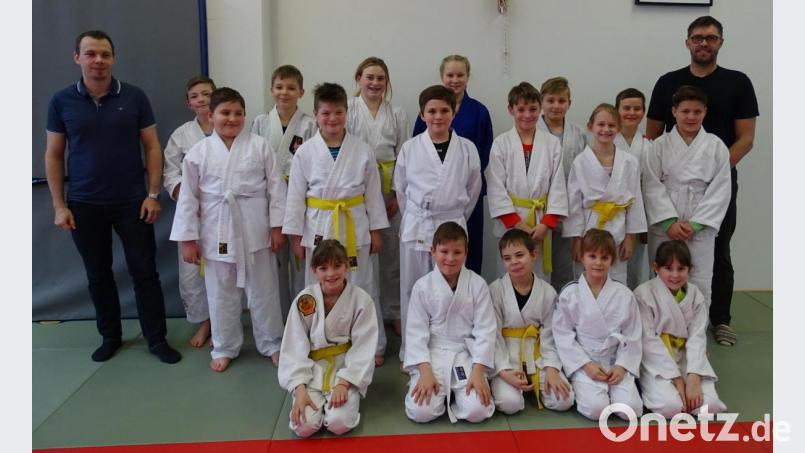 Die jungen Mitglieder freuten sich über ihre neuen Gürtel. Unser Bild zeigt Gloria Krahl, Fynn Spanagl, Viktor Schröpf, Xenia Spanagl, Theresa Götz (vordere Reihe von links), Lukas Lober, Sebastian Ziereis, Jonas Wittmann, Maximilian Neft, Lucia Albang, Raphael Köppl (mittlere Reihe von links), Lion Sußbauer, Tim Rötzer, Dominik Schmid, Iris Krahl, Aliona Shacharbakova, Stefan Becher, Fabian Pöll und Thomas Schmid (hintere Reihe von links). Bild: exb