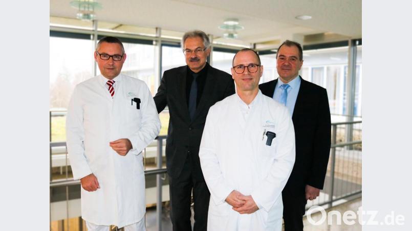 Ärztlicher Direktor Dr. Philipp Koehl (links), Geschäftsführer Martin Schmidt (Zweiter von links) und stellvertretender Geschäftsführer Alexander Meyer (rechts) begrüßten den neuen Chefarzt der Medizinischen Klinik, Dr. Marco Schmidtmann (Zweiter von rechts). Bild: Klinikum Fichtelgebirge/exb