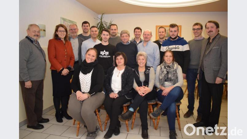 In der CSU-Kandidtenliste für die Kommunalwahl 2020 sind alle Schichten der Bevölkerung gut vertreten.Vier Frauen und zwölf Männer stellen sich dem Votum der Wähler. Zur Nominierung gratulierten Altbürgermeister Hubert Pröls (links) und CSU-Fraktionsvorsitzende im Kreistag Martina Engelhardt-Kopf (Zweite von links). Bild: bnr