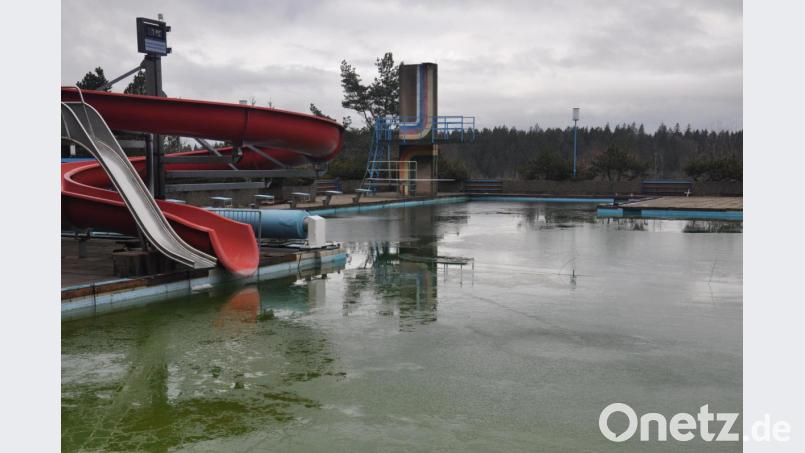 Bei sieben Grad am Freitag ist die Eisdecke auf dem Becken im Waldfreibad eher ein Fleckerlteppich. Gemeinsam mit den Helfern des Fördervereins will die Stadt Bärnau auch heuer wieder einen Badebetrieb auf die Beine stellen. Schließlich soll das Bad fester Bestandteil des „Naturverständniszentrums“ werden. Bild: ws
