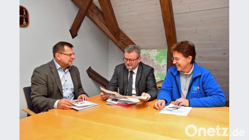 Günter Koller (links) und Alexandra Pirner (rechts) informierten Bürgermeister Michael Göth über verschiedene Hilfen für pflegende Angehörige. Bild: Andreas Royer