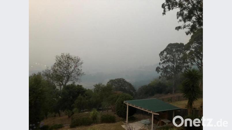 Der Rauch der Buschfeuer vernebelt die Aussicht von der Terrasse des Ehepaares Stilp nun schon seit Wochen. Bild: exb/Hildburg Stilp