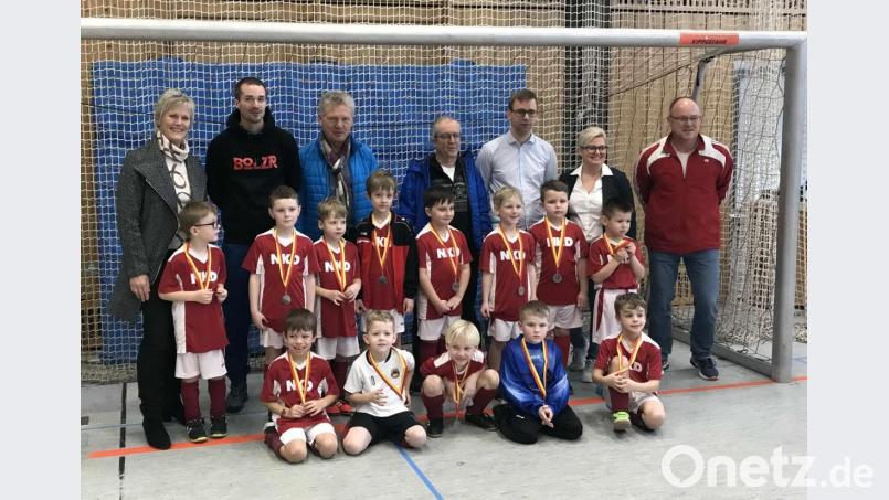 Zweite Bürgermeisterin Anita Stauber (links) dankt den SV-Jugendbetreuern um Stefan Brunner (rechts) für die Ausrichtung des Jugendfußballturniers und überreicht für die Stadt eine Spende von 300 Euro. Auch die Vertreter der CSU steuern 100 Euro bei. Mit im Bild sind die zwei Mannschaften der Grafenwöhrer G-Jugend, die sich noch dazu über Medaillen freuen. Bild: mor