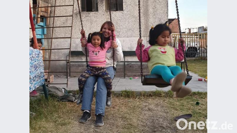 In Arequipa ist Alexandra nicht nur Lehrerin. Die 23-Jährige ist auch in der Freizeit für die Kinder im Heim da. Bild: Laura Moritz/exb
