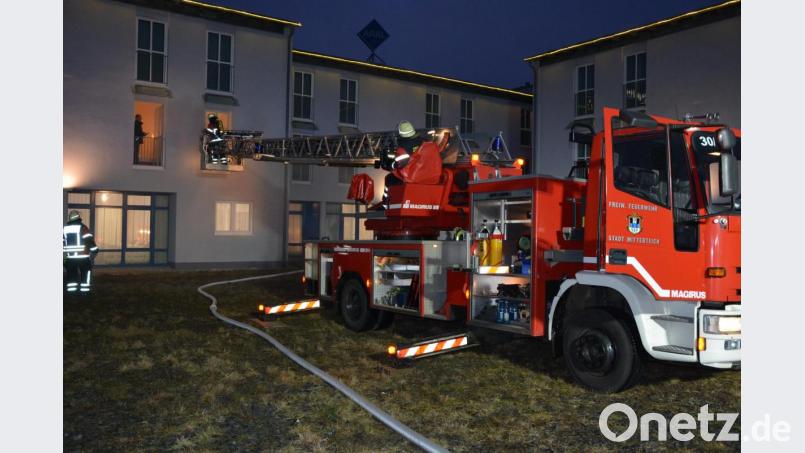 Beim Hotel &quot;Miratel&quot; hat die Feuerwehr Mitterteich für den Ernstfall geprobt. Mit der Drehleiter wurde die Personenrettung durch ein Hotelfenster geübt. Bild: jr