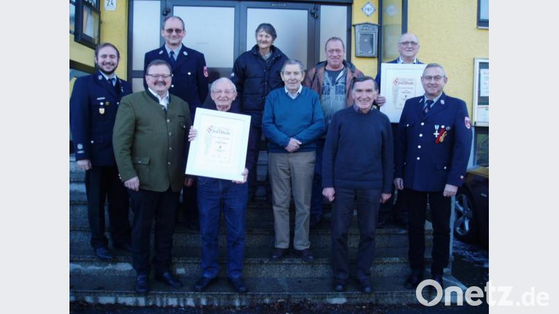 Im Bild die geehrten Mitglieder mit (von links) Vorsitzender Tobias Schwamberger, Bürgermeister Alfred Stier sowie Wolfgang Sertl (40 Jahre), Ludwig Meier (70 Jahre), Günther Beer (40 Jahre), Anton Wührl (40 Jahre), Franz Dietl (40 Jahre), Helmut Weigl (40 Jahre), Albert Zölch (60 Jahre), Bernd Schwamberger (40 Jahre). Bild: rdh