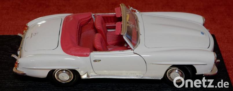 Der Mercedes-Benz 190 SL ist eines unter etwa 800 Traumautos, die derzeit als Miniaturausgabe das gelebte Museum in Mähring schmücken. Bild: tr