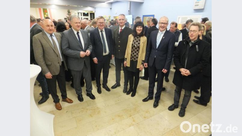 In heiterer Stimmung präsentierten sich Pfarrer Dr. Christian Schulz, Bürgermeister Bernhard Lindner, 3. Bürgermeisterin Evi Höllerer, MdL Dr. Harald Schwartz, Oberbürgermeister Michael Cerny, Landrat Richard Reisinger und 2. Bürgermeister Georg Götz (von rechts). Bild: ibj