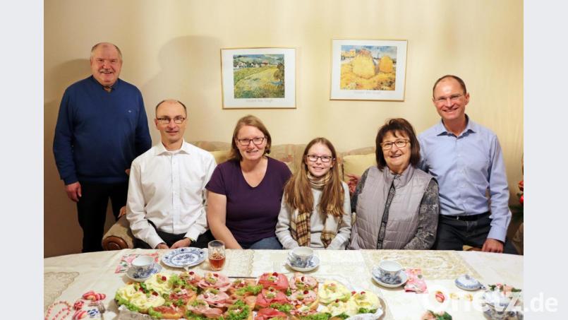 Hannelore Kraus (Zweite von rechts) freut sich über die Glückwünsche von (von links) Bürgermeister Peter Lehr, Sohn Christian, Schwiegertochter Andrea, Enkelin Anna und Sohn Martin (rechts). Bild: jma