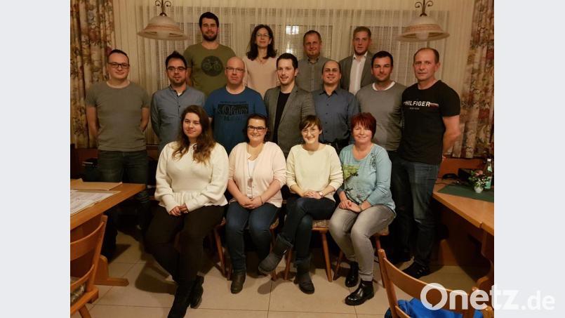 Die Kandidaten der Bürgergemeinschaft Thurndorf um Marktgemeinderat Alexander Schatz (mittlere Reihe, Mitte). Bild: hzi