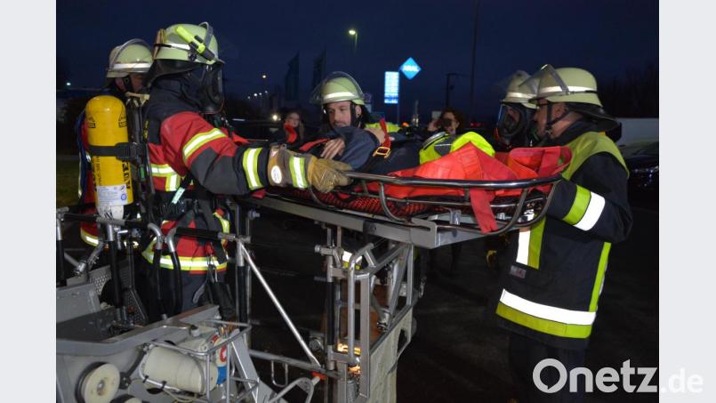Nach der Bergung folgte die weitere Versorgung der &quot;geretteten&quot; Person. Bild: jr