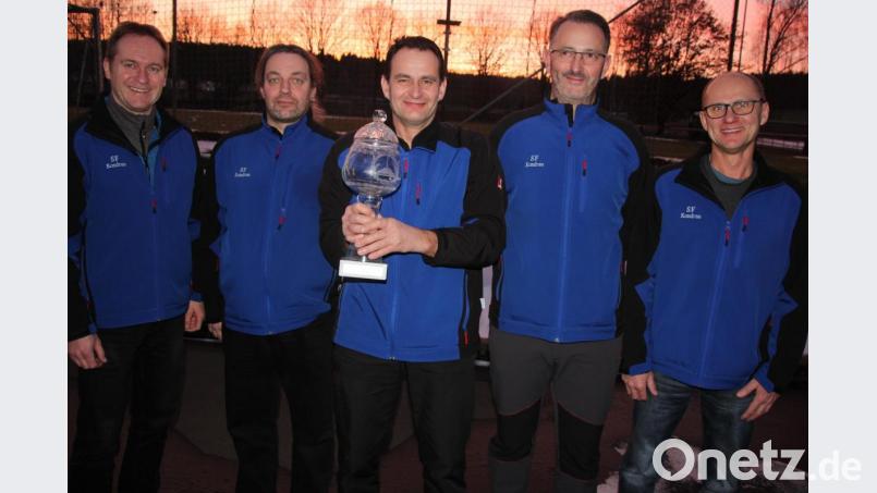 Die Eisstockherren der Kondrauer Sportfreunde treten am Samstag als Aufsteiger zur Vorrunde in der 2. Bundesliga Süd in Regen an. Unser Bild zeigt die Aktiven, von links, Thomas Lochner, Thomas Klein, Gerald Schnurrer, Christian Stark und Matthias Schnurrer. Bild: kro