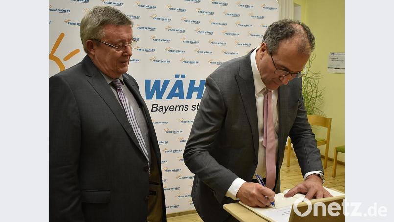 Beim Eintrag ins goldene Buch des Marktes Königstein. Bild: sck