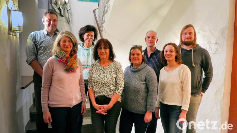 Die Wählergemeinschaft "Bündnis 90/Die Grünen - Neue Wege" ist die vierte Gruppierung in Friedenfels, die einen Vorschlag zur Gemeinderatswahl im März 2020 einreicht. Nach der Nominierungsversammlung stellten sich (hinten von links) Karl Zeh, Isabella Bärmoser-Alker, Wolfgang Streubel, Michael Rauh sowie (vorne von links) Margareta Heldmann, Petra Gärtner, Fraktionsvorsitzende Lisa Rauh und Vivian Zeh zu einem Gruppenfoto. Bild: bsc