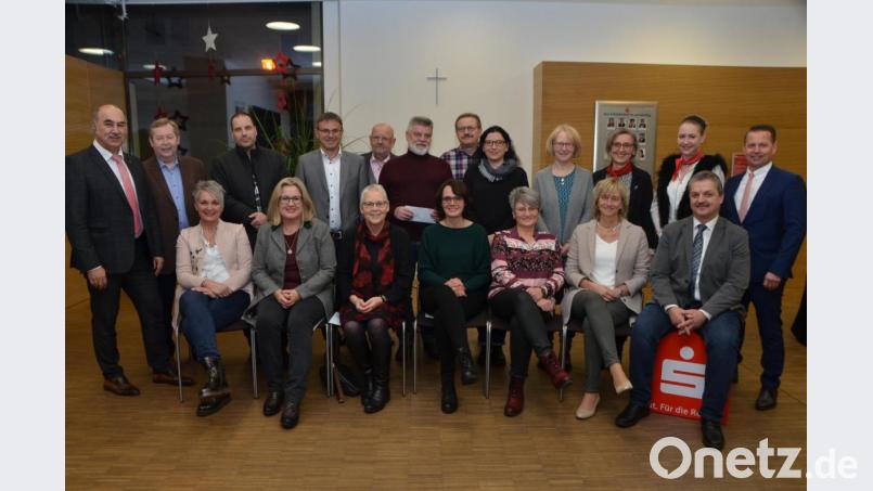 Vertreter der verschiedensten Bildungseinrichtungen und Pfarrgemeinden erhielten Spenden von der Sparkasse. Geld, das in der Region von den Sparkassenmitarbeitern erwirtschaftet wird, kommt auch wieder den Menschen vor Ort zugute. Die beiden Vorsitzenden der Sparkasse, Josef Pflaum (links) und Gerhard Hösl (rechts), waren sich einig, dass dies eine gut angelegte Investition ist. Bild: dob
