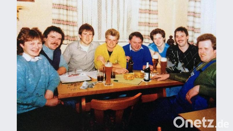 Die Gründungsmitglieder am 6. Februar 1990 am Stammtisch im Gasthaus Witt in Botzersreuth starten eine Erfolgsgeschichte. Von links: Hannelore Witt, Josef Witt junior, Christian Witt, Matthias Miedl, Hans Mois, Xaver Beer, Reinhold Suttner und Karl Witt junior. Bild: trj