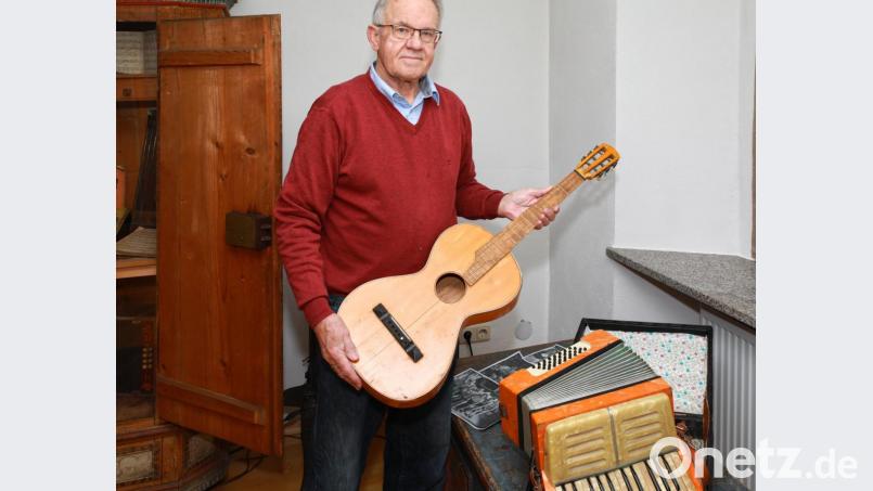 Eine Gitarre ist doch nichts Besonderes, oder? Doch! Weil das Instrument in Erbendorf gefertigt wurde, weiß Museumsleiter Manfred Klöble. Bild: JOCHEN NEUMANN 
ERBENDORF