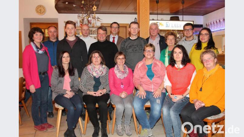 Mit Gerlinde Janker (stehend, links) an der Spitze geht der SPD-Ortsverein Leuchtenberg in die Kommunalwahlen. Bild: pi