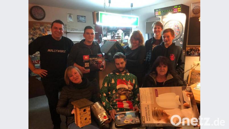 600 Euro kommen bei der Christbaumversteigerung in Wurz zusammen. Bild: tok