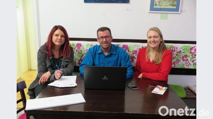 Jessika Wöhrl-Neuber (von links) bespricht mit Jürgen Blumberg und Stefanie Baier die Techniksprechstunde im Familienzentrum Mittendrin. Bild: jzk