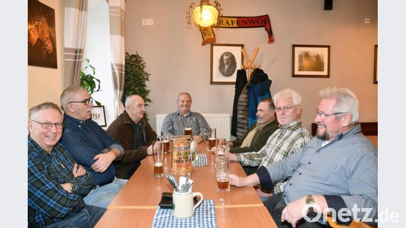 Die alteingesessenen Grafenwöhrer am Jäger-Stammtisch nehmen die Erhöhung der Sicherheitsstufe auf dem Truppenübungsplatz gelassen. Bild: Gabi Schönberger