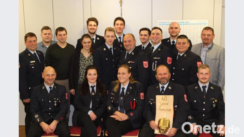Kommandant Wolfgang Meiler (stehend, links) entlässt Hubert Meiler (sitzend, Zweiter von rechts) nach 40 Jahren als Atemschutzträger aus dem aktiven Dienst. Zahlreiche weitere Aktive der Störnsteiner Feuerwehr werden in der Jahreshauptversammlung befördert und geehrt. Bild: prh
