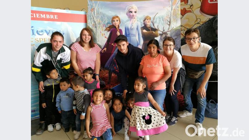 Alexandra Fröhlich aus Schwarzhofen (Zweite von links, hinten) lebt und arbeitet für ein Jahr in Arequipa und bringt den Kindern dort nicht nur Englisch bei, sondern auch viel für ihr späteres Leben. Bild: Alexandra Fröhlich/exb