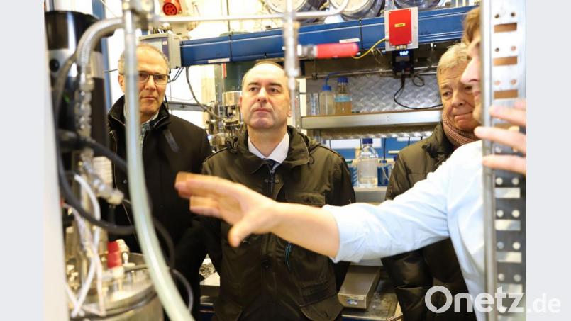 Erneuerbares Erdgas: Bei ihrem Besuch bei „microbEnergy“ sahen die Freien Wähler um Wirtschaftsminister Hubert Aiwanger (Bildmitte), wie es erzeugt und gespeichert werden kann. Bild: exb/Freie Wähler