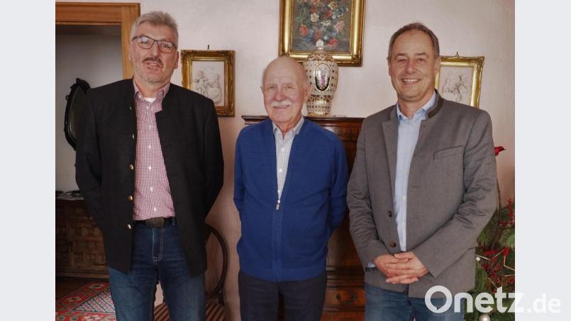 DAV-Vorsitzender Stefan Schönberger (links) und sein Stellvertreter Helmut Roßmann (rechts) gratulieren ihrem Ehrenvorsitzenden Günter Schwarz zum 80. Geburtstag. Bild: Dobmeier