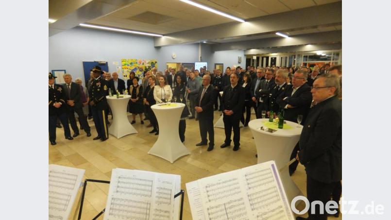 Aufmerksam verfolgen die Besucher die Neujahrsrede des Hahnbacher Bürgermeisters Bernhard Lindner. Bild: ibj