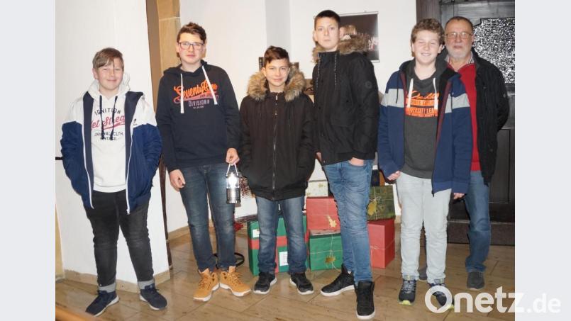 Schüler der siebten Klassen der Mittelschule errechneten zusammen mit dem Institut für Energietechnik ein großes Einsparpotenzial für den Schultrakt bei Verwendung von LED-Lichtern. Enrico Longher (mit Lampe) kam am nächsten an die Anzahl der eingesetzten Lampen heran. Bild: weu