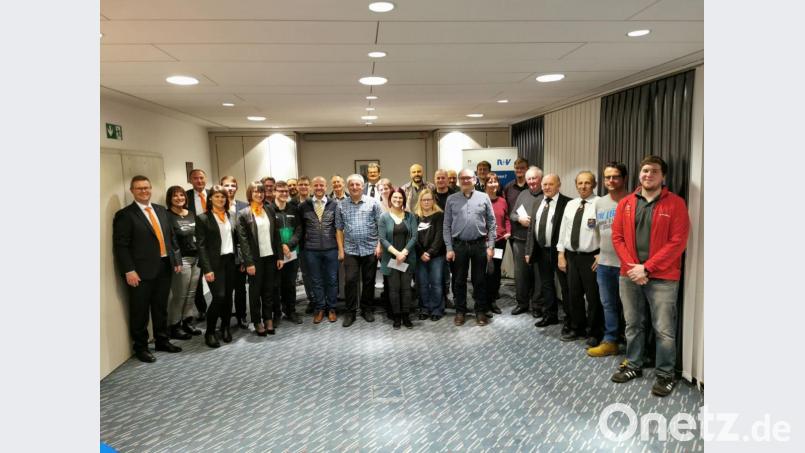 Die Vertreter der Raiffeisenbank beschenkten insgesamt 18 Vereine und Organisationen und dankten für das Engagement. Bild: gz