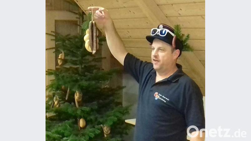 Voll in seinem Element: Vorsitzender Georg Graf bei der Christbaumversteigerung als Auktionator im vollbesetzten Unterrichtsraum. Bild: no
