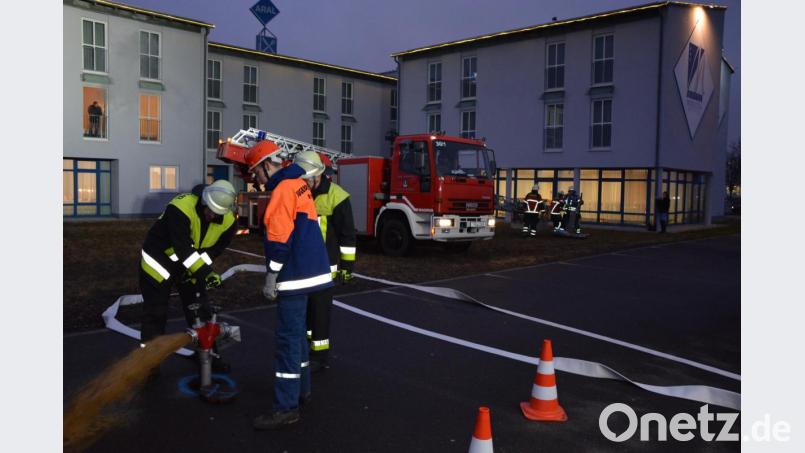 Beim Hotel &quot;Miratel&quot; hat die Feuerwehr Mitterteich für den Ernstfall geprobt. Bild: jr