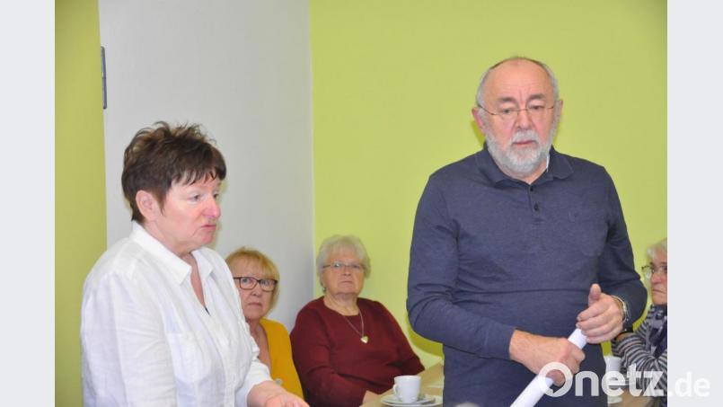 Monika Helgert und Gerhard Krug (stehend) berichten bei der Schlaganfallselbsthilfegruppe über J.A.Z. Bild: ak