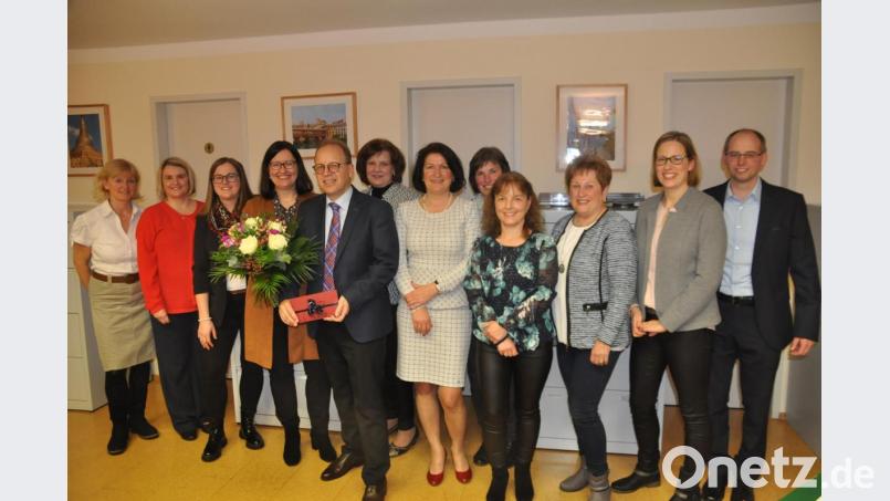 Ein tolles Team: Der Kemnather Notar Dr. Hans-Hermann Wörner (Fünfter von links), Gattin Ulrike (mit Blumen) und eine motivierte Belegschaft, die gut zusammenpasst. Bild: ak
