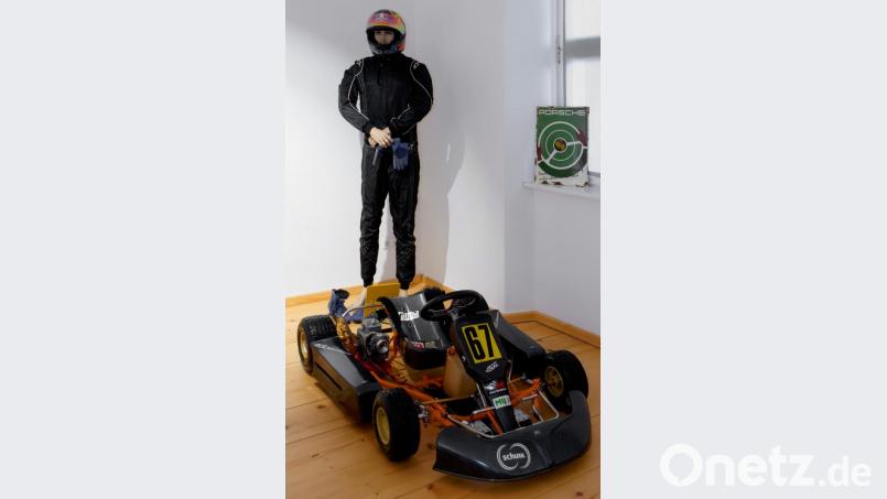 In diesem Kart startete Sebastian Vettel im zarten Alter von 7 Jahren seine Motorsportkarriere. Schon damals war abzusehen, dass hier ein großes Talent unterwegs ist. Als der mehrmalige Formel 1-Weltmeister in die nächst höhere Klasse wechselte, kaufte Robert Völkl von der Völkl Motorentechnik in Tirschenreuth Kart und sämtliches Geschirr des Kerpeners. Anzug und Helm auf dem Bild sind nicht von Sebastian Vettel. Bild: tr