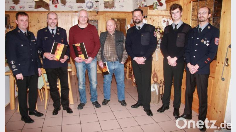 Auszeichnet wurden am Dreikönigstag langjährige Mitglieder der Feuerwehr Fuchsmühl. Im Bild (von links) Kommandant Christian Höcht, Otmar Höfer, Bernhard Stock, August Kellner, Vorsitzender Sebastian Käs, Zweiter Vorsitzender Christian Höfer und Zweiter Kommandant Markus Ulrich. Bild: wro