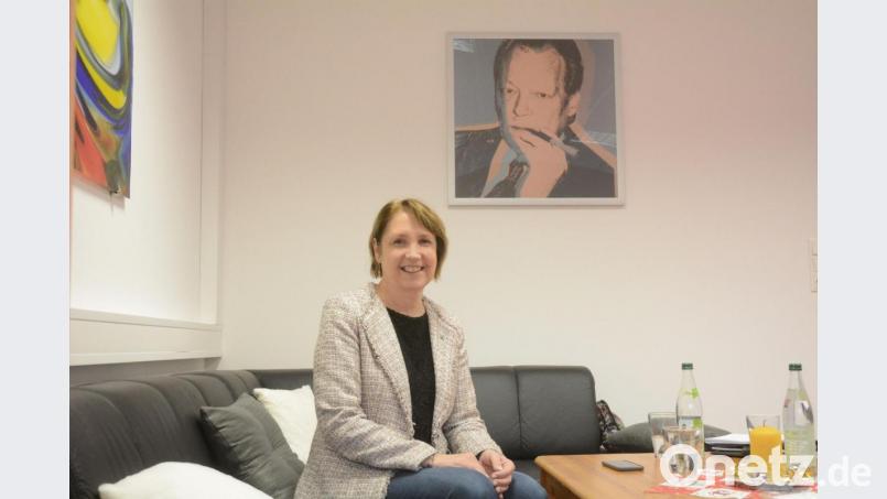 Ihr großes Vorbild Willy Brandt begleitet Annette Karl als Pop-Art-Druck in ihrem Büro in Neustadt. Wer ihr dort am Montag zwischen 11 und 17 Uhr zum 60. Geburtstag gratulieren will, findet offene Türen vor. Bild: Gabi Schönberger