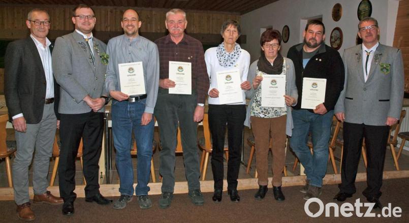 Gemeinsam mit stellvertretendem Schützenmeister Thorsten Malotta (rechts) zeichneten Bürgermeister Erwin Geitner und Schützenmeister Thomas Graf für langjährige Mitgliedschaft Jochen Lehr, Norbert Anders, Rita Kopf, Gerlinde Salbeck und Daniel Kölbl (von links) aus. Bild: sön