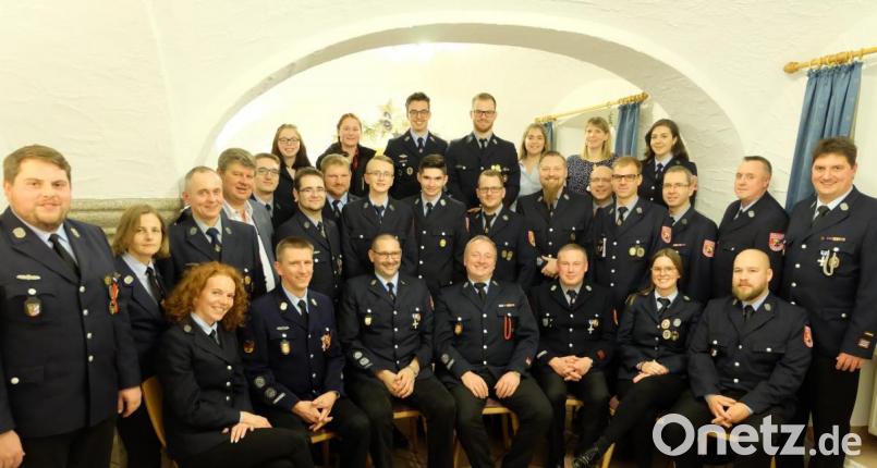 Bei der Jahreshauptversammlung der Etzenrichter Feuerwehr gab es viel zu erzählen. Neuaufnahmen, Beförderungen und Ehrungen dominierten den Ablauf. Bild: wlr