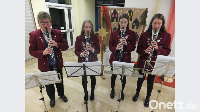 Ein Klarinettenspielerinnen-Quartett sorgt für die musikalische Umrahmiung Bild: ibj