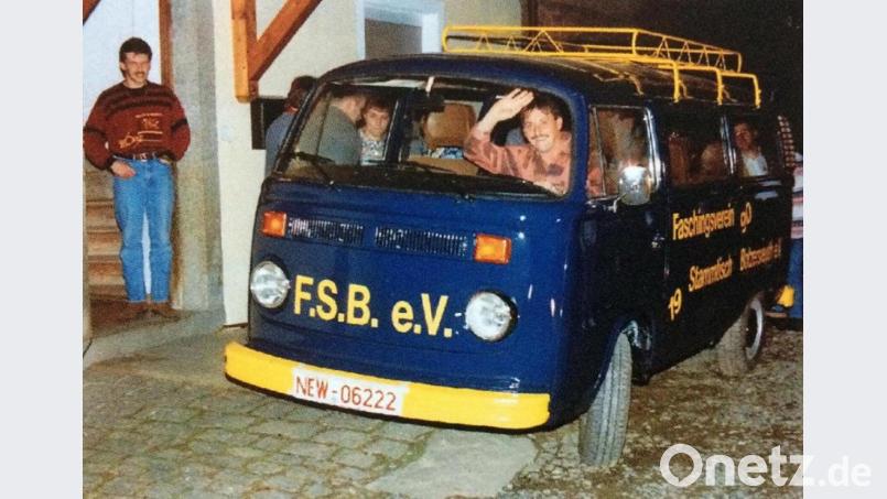 Ein altes Polizeiauto, das schon als Feuerwehrfahrzeug in Weiherhammer wertvolle Dienste geleistet hatte, wurde haben die Botzersreuther Narren in vielen Arbeitsstunden restauriert und für ihre Fahrten zu Auftritten genutzt. Bild: trj