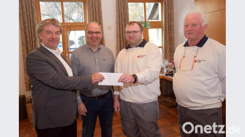 Rainer Schmeidl und Karl Liegl übergeben an Wolfgang und Bepp Gollwitzer (von links) 500 Euro Spende Bild: fz