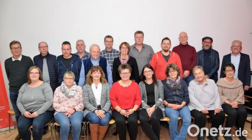 Die Gemeinderatskandidaten der SPD mit Bürgermeisterkandidatin Birgit Krug (sitzend Vierte von links) an der Spitze. Bild: fz