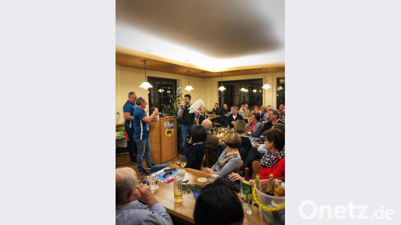 Chef-Auktionator Andy Denk (mit Mikrofon) in seinem Element. Bild: wec