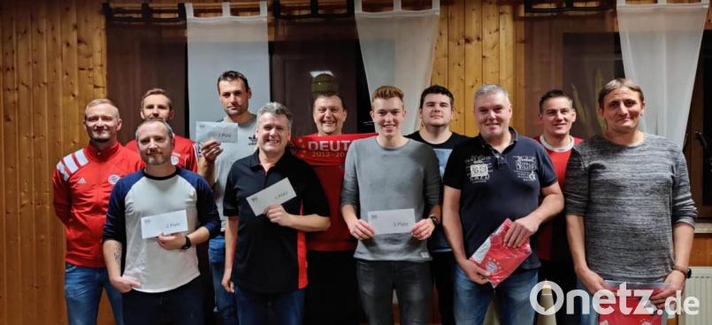 Der FC Bayern Fanclub Moosbach veranstaltet zum Jahresschluss ein Spickerturnier im Vereinslokal "Zum Michldamer" in Saubersrieth und ehrt seine Sieger. Bild: gi